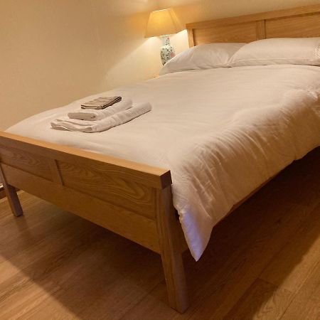 דירות סליסבורי Double Bed Self Contained Annexe 14B Is To The Right Of The Main House מראה חיצוני תמונה