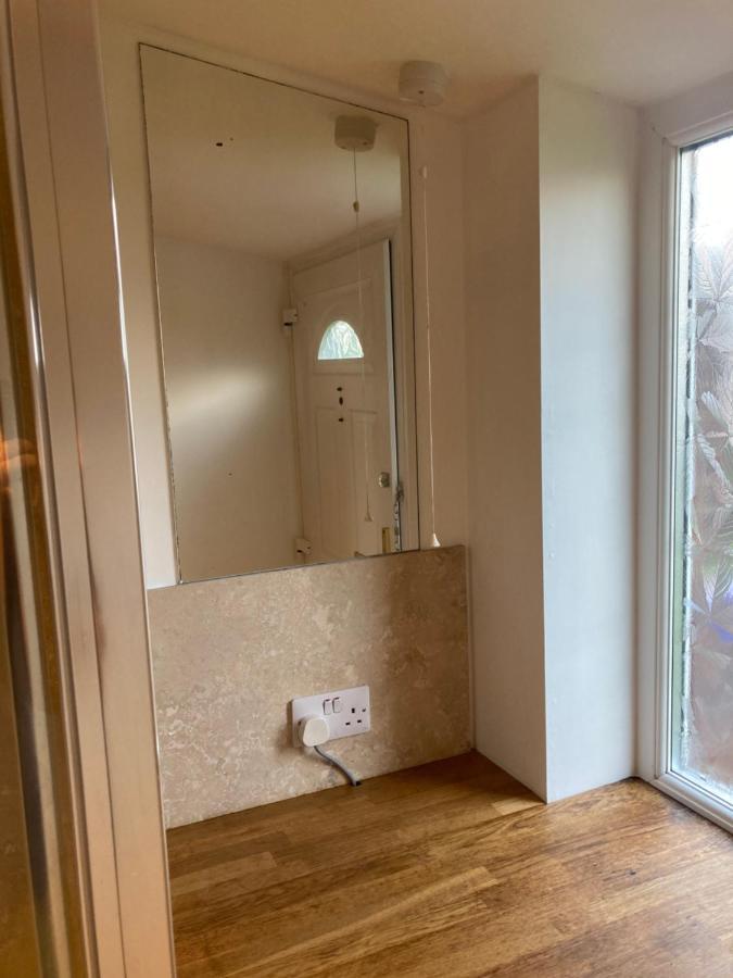 דירות סליסבורי Double Bed Self Contained Annexe 14B Is To The Right Of The Main House מראה חיצוני תמונה