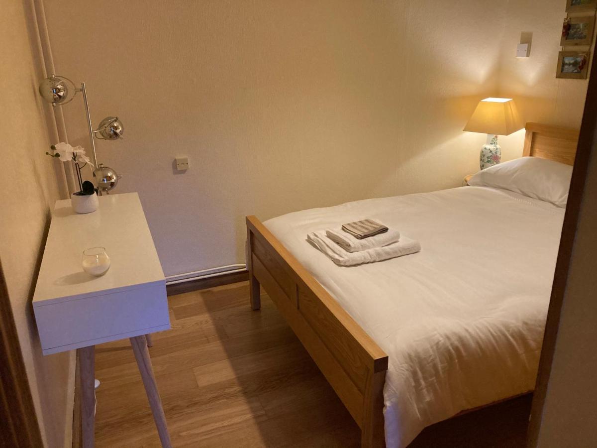 דירות סליסבורי Double Bed Self Contained Annexe 14B Is To The Right Of The Main House מראה חיצוני תמונה